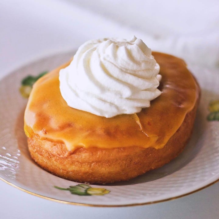 review photo of Kaf Pumpkin Spice Donut w/ Whipped Cream shared by @spirendeveganer on 17 Oct 2019 - review