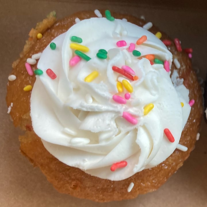 photo of Make Believe Bakery Funfetti Cupcake shared by @veganosaventureros on  16 Jan 2022 - review