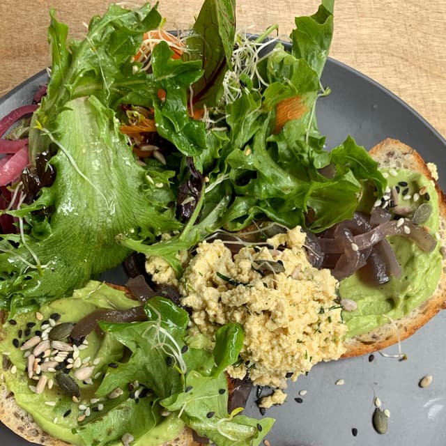 Foto do prato “Avocado Scramble Tofu Toast”