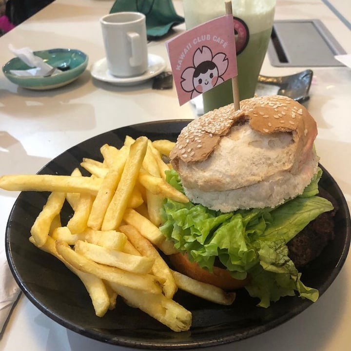 photo of Kawaii club cafe Hamburguesa vegana shared by @eugewarashi on  04 Apr 2022 - review