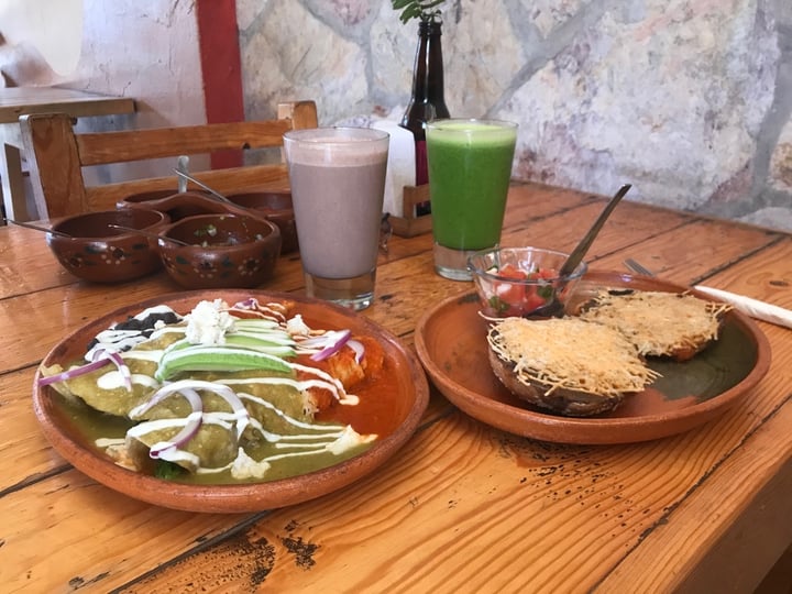 photo of La Colmena Enchiladas Suizas, Molletes, Jugo Verde Y Licuado De Chocolate shared by @vkveggie on  21 Jan 2020 - review