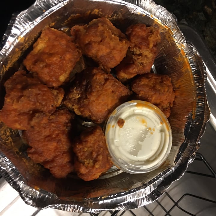 review photo of Este Pizza Park City Vegan buffalo wings shared by @dlyubner on 09 Aug 2020 - review