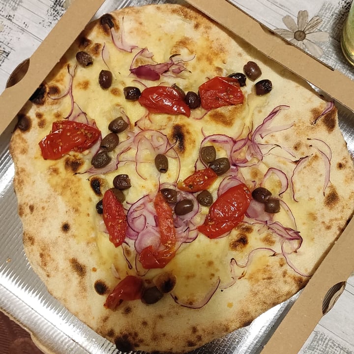 review photo of Nom Nom Pizza and Burger House - Nichelino Pizza con pomodorini, cipolla e olive shared by @alishkot on 01 Oct 2022 - review
