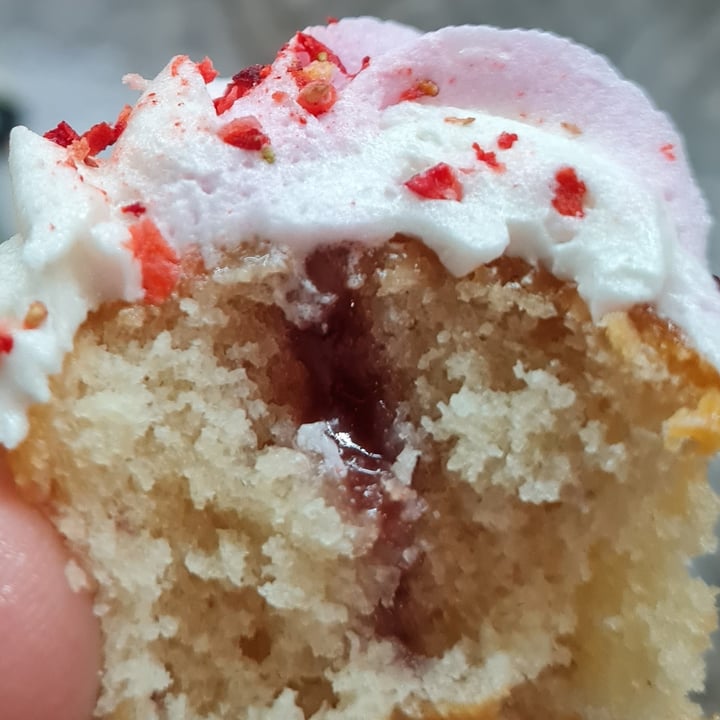 photo of Woolworths Food 6 Berry & vanilla swirl hidden centre cupcakes shared by @ell269 on  07 Oct 2021 - review