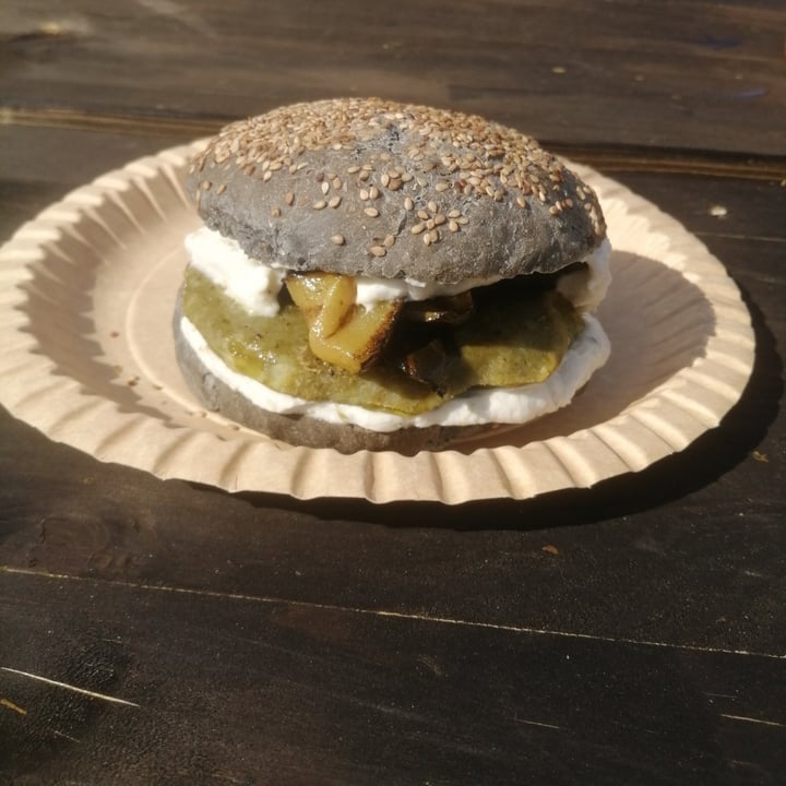 photo of Il Campo di Fave Burger Vegano shared by @irene80 on  18 Apr 2022 - review