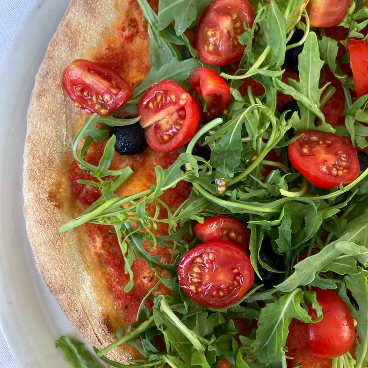 photo of La Darsena customized pizza with cherry tomatoes, arugula and olives shared by @elisavegan on  08 Aug 2022 - review