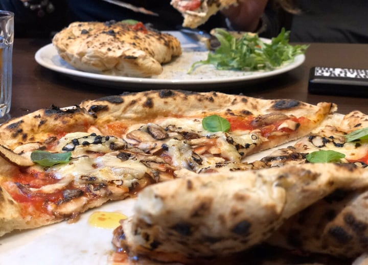 photo of La Stella Nera Pizza Margherita shared by @forevervegan on  28 Mar 2020 - review