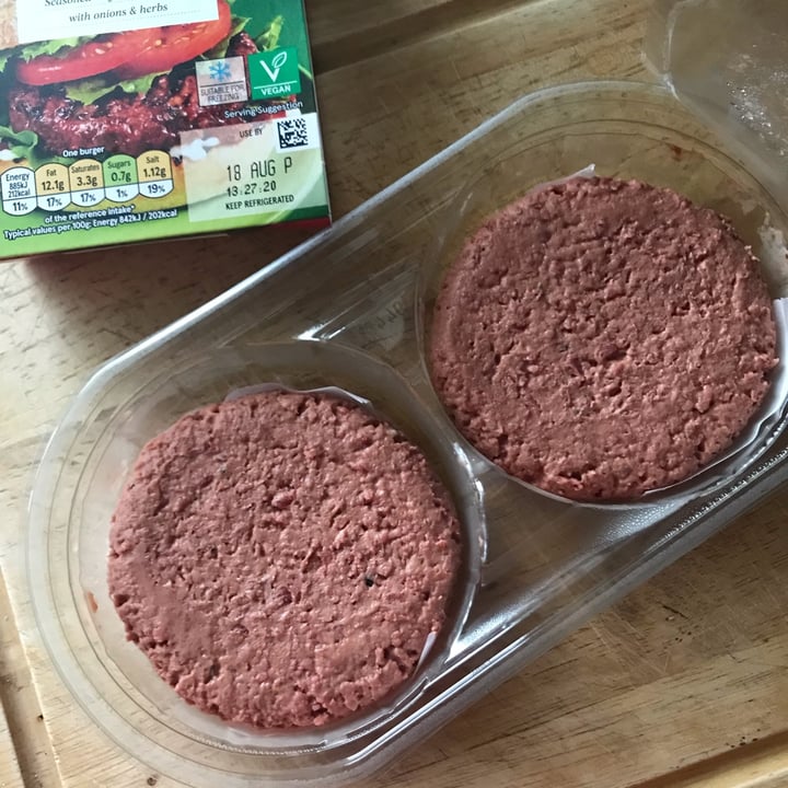 photo of Tesco Plant Chef 2 Meat-Free Burgers shared by @veganillustrator on  16 Aug 2022 - review