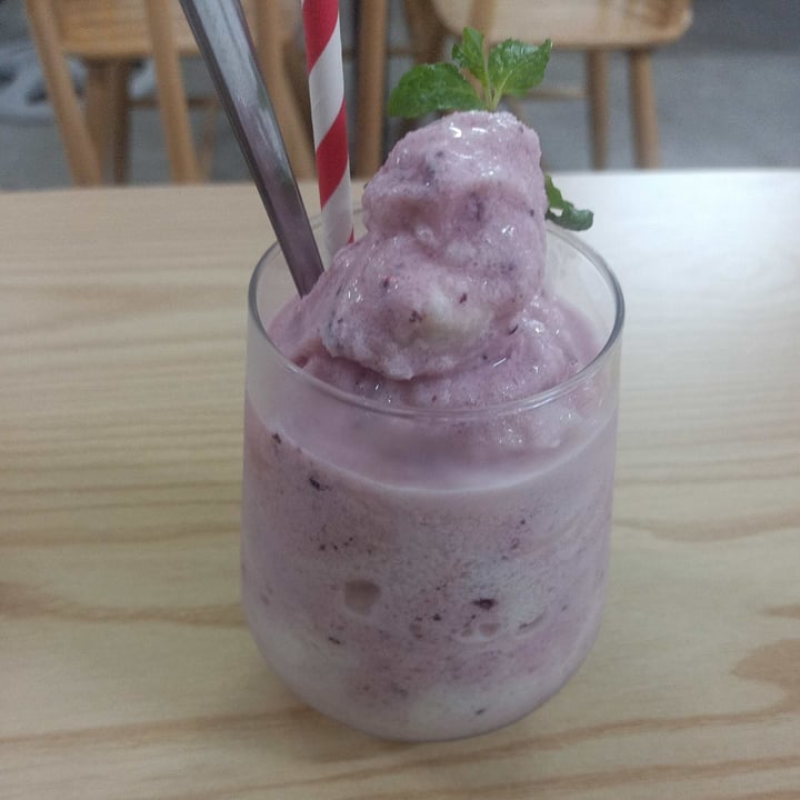 photo of Kiez Vegan Cafe & Bistro Blue berry smoothie shared by @conjuringwanderlust on  21 Oct 2021 - review