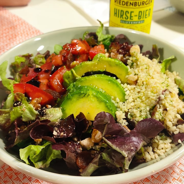 review photo of Verde Mostaza Hamburgueseria Vegetariana ensalada de quinoa shared by @lauraorts on 10 Jul 2022 - review