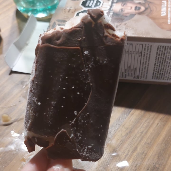 photo of Haulani Paleta de Vainilla Con Cobertura De Chocolate Y Corazón De Dulce De Coco shared by @mikaeladinuto on  21 Feb 2022 - review