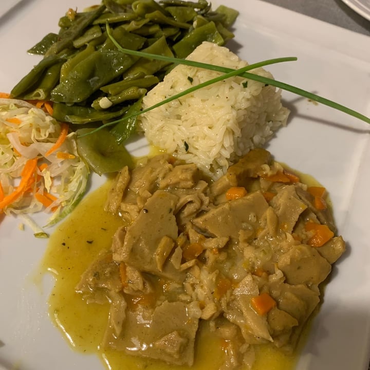 photo of Ristorante Vegano Biologico La Lanterna Straccetti di lupino al curry con riso basmati al profumo di erba cipollina, taccole spadellate shared by @giuliaaromano on  21 Jun 2022 - review