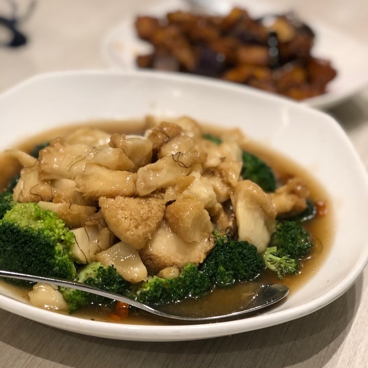 photo of Whole Earth Broccoli with Braised Monkeyhead Mushroom shared by @elikatasker on  31 Aug 2020 - review