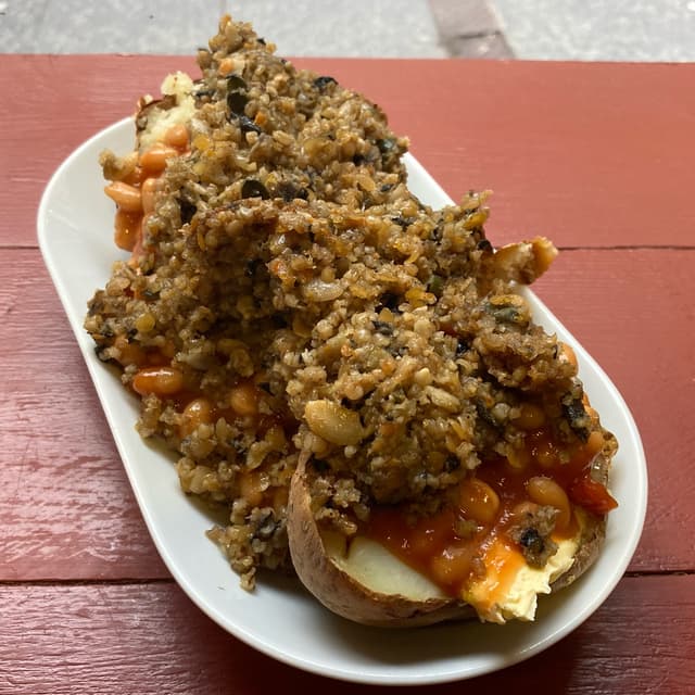 Foto do prato “Baked Potato with haggies and beans”