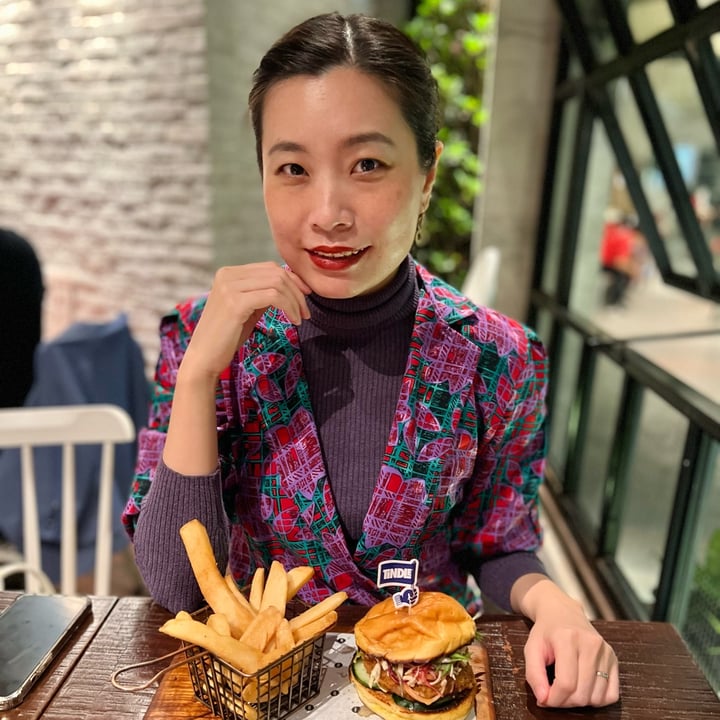 photo of Huckleberry, Bangsar Shopping Centre Kerabu TiNDLE™ Burger shared by @princessmiharu on  27 Dec 2021 - review