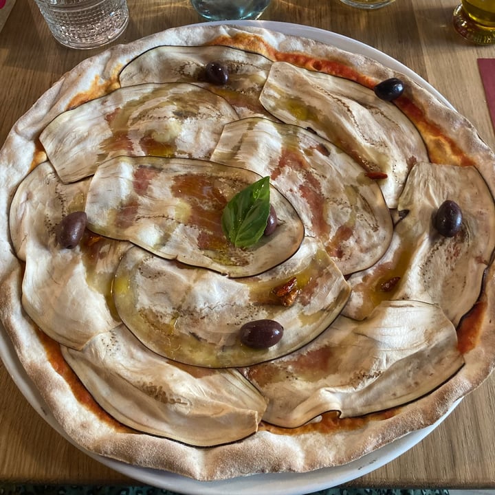 photo of Cagiada Milano Laghetto Pizza melanzane e olive con formaggio veg shared by @sottolapellepodcast on  11 Dec 2022 - review