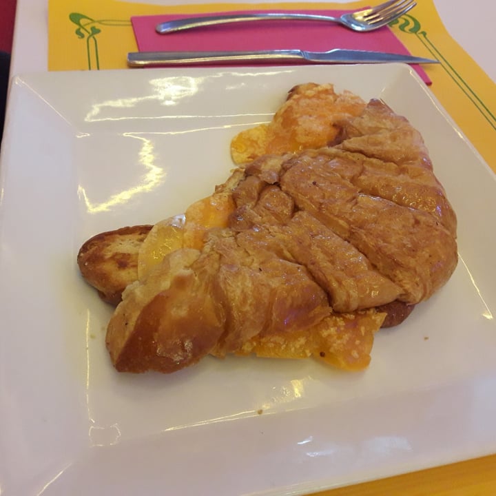 photo of Freedom Cakes Croissant con jamón y queso shared by @mfs on  14 Apr 2022 - review