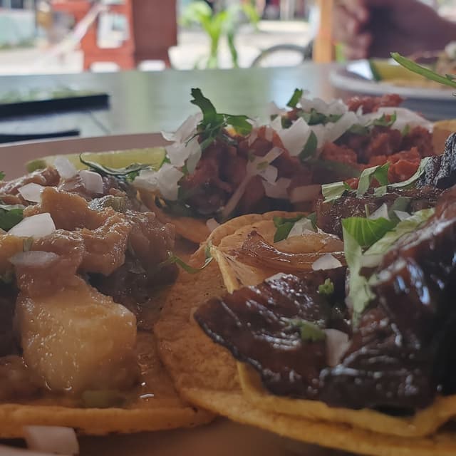 「Tacos De Seitan, Tinga Y Pastor」の料理の写真