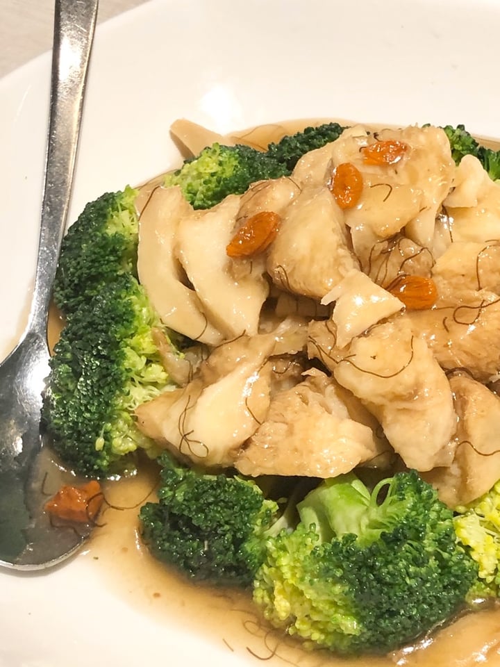 photo of Whole Earth Broccoli with Braised Monkeyhead Mushroom shared by @roxtarlette on  15 Nov 2019 - review