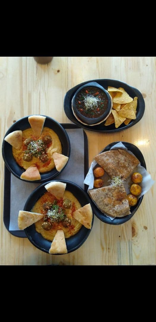 Photo of the dish “Hummus, plato libanés y pita”