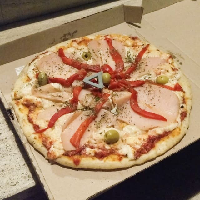 菜肴“Pizza De Jamón Y Morrones”的照片
