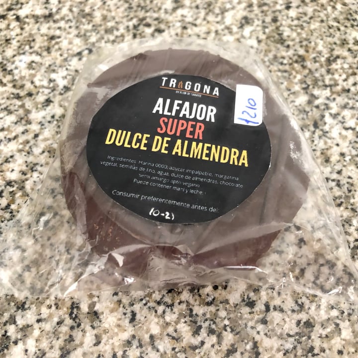 photo of Trigona Alfajor Con Dulce De Leche De Almendras Bañado En Chocolate Negro shared by @silvanabaritski on  22 Aug 2021 - review