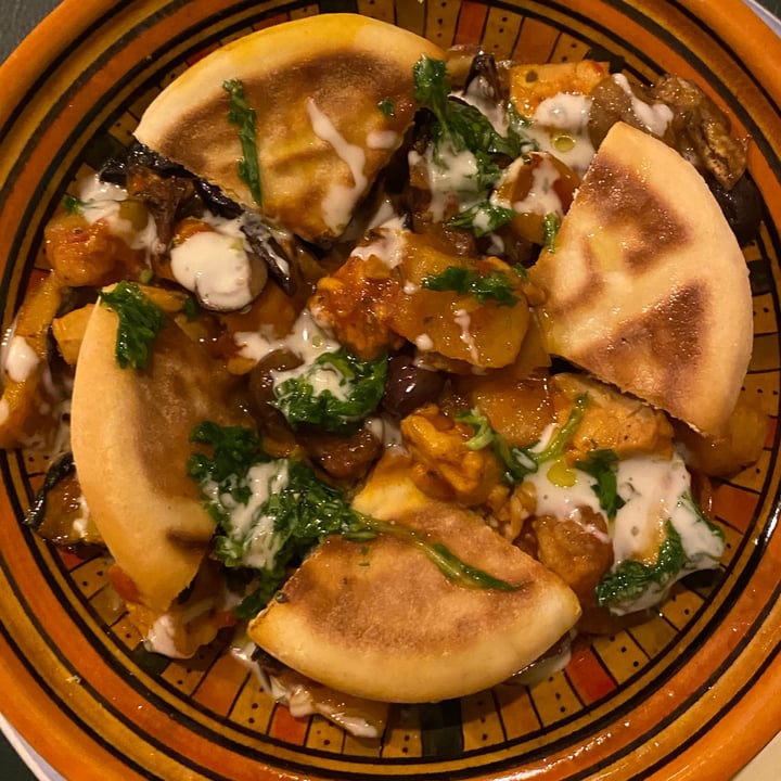 review photo of DuedipiccheVegan tajine con caponata estiva, tempeh, anacardi, salsa yogurt e pane indiano shared by @gingi on 17 Jun 2022 - review