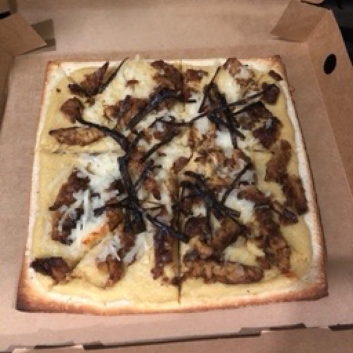 photo of nomVnom Bistro Cheezy Tempeh Pizza shared by @aishahalattas on  04 May 2020 - review