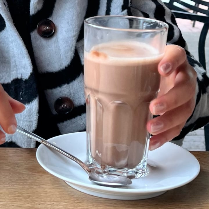 review photo of Bootlegger Kenilworth Vegan Hot Chocolate shared by @greengabby on 29 Aug 2022 - review