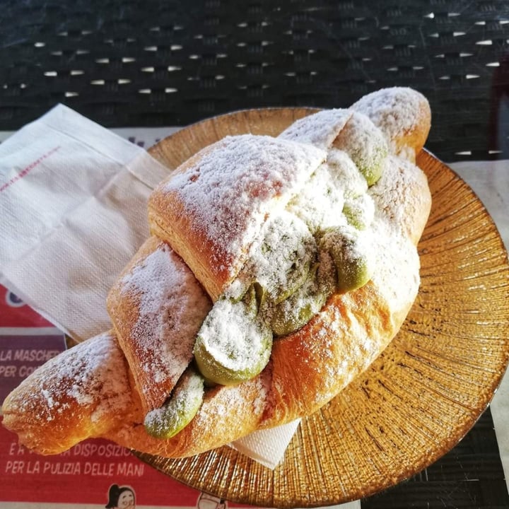 photo of Forno Pasticceria Antico Porto Cornetto vegano con crema al pistacchio shared by @sakura87sam on  05 Mar 2022 - review