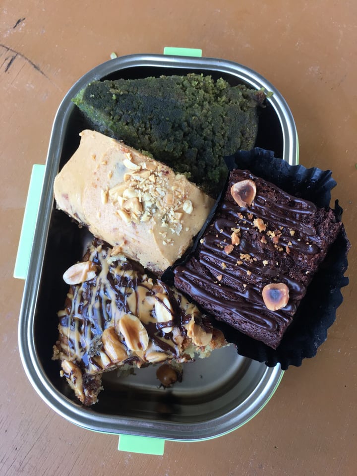 photo of Well Dressed Salad Bar Chocolate hazelnut cake shared by @bernardkoh on  20 Jan 2019 - review