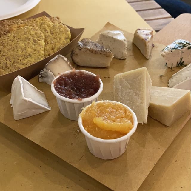 Foto del piatto “aperitivo formaggi del cashweficio”