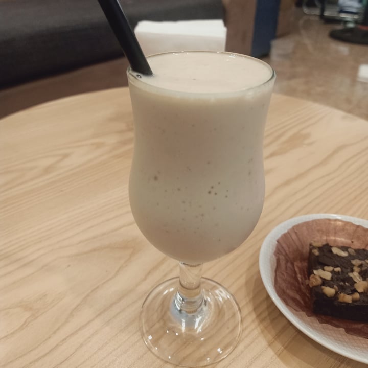 photo of Song Linh Food & Drink Banana and coconut smoothie shared by @conjuringwanderlust on  30 Dec 2020 - review