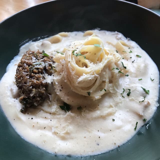 「fettuccine cream pasta」の料理の写真