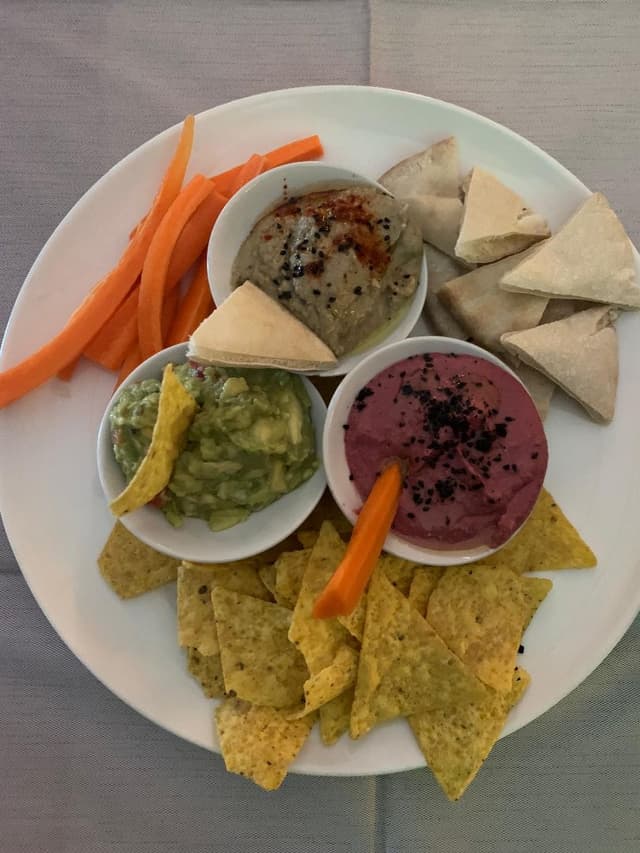 Photo of the dish “Dips  de mutabal, guacamole y humus de remolacha”