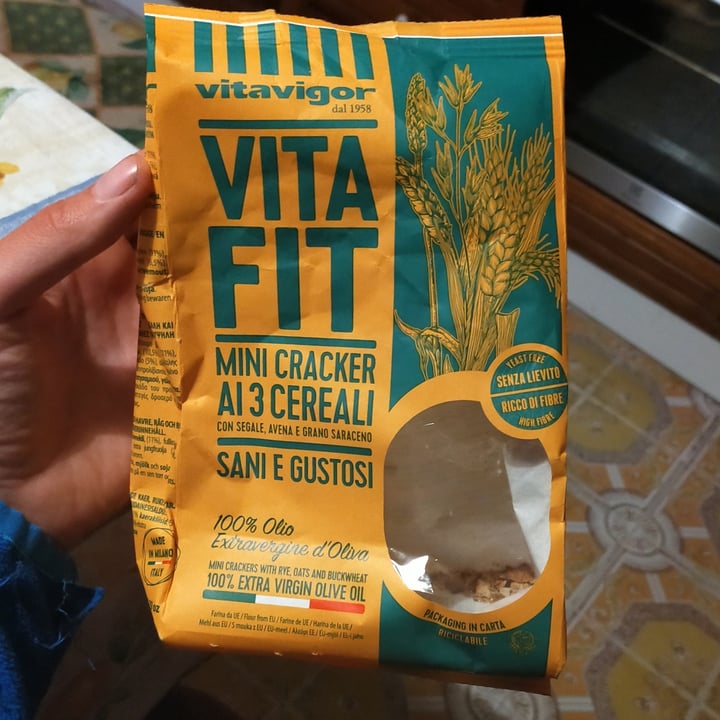 photo of Vitavigor Vita fit mini cracker ai 3 cereali shared by @larabeans on  21 Feb 2022 - review