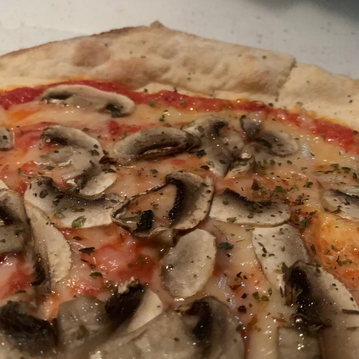 photo of IL PIZZO Pizza de Queso Y Champiñones shared by @pakote on  18 Oct 2020 - review