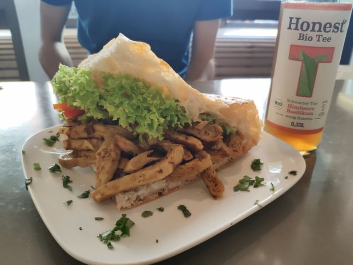 review photo of The Vegetarian Butcher - Der Vegetarische Metzger (Konzeptstore Berlin) Vegane Döner mit "Hühnchen" shared by @queenhy on 13 Jul 2019 - review