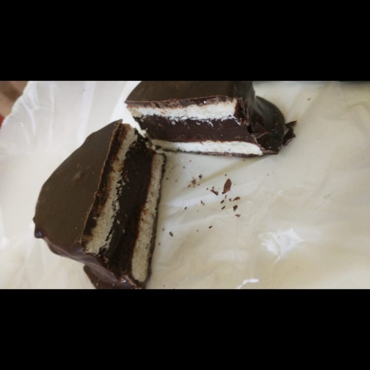 photo of Canela cakes veganas Alfajor shared by @flordeveg on  08 Aug 2021 - review