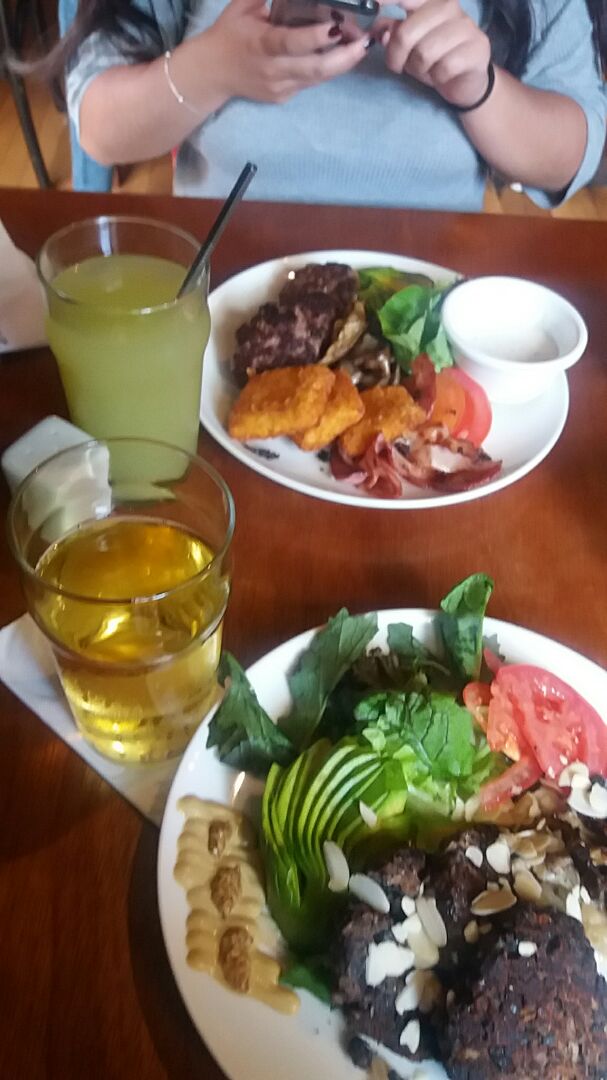 photo of El Growler Hamburguesa de porotos negros al plato shared by @ofeliapatronus on  03 Mar 2020 - review