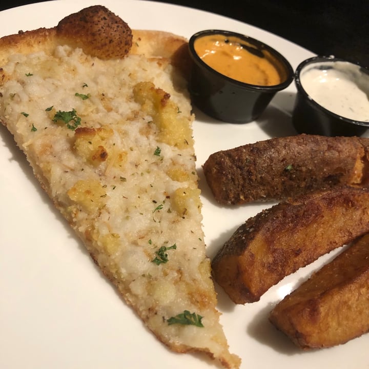 review photo of Pizza USA White vegan pizza shared by @vegansfrommars on 02 Mar 2021 - review