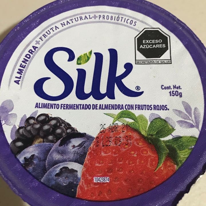 photo of Silk Alimento fermentado de almendra con frutos rojos. shared by @ishagzz on  16 Apr 2021 - review