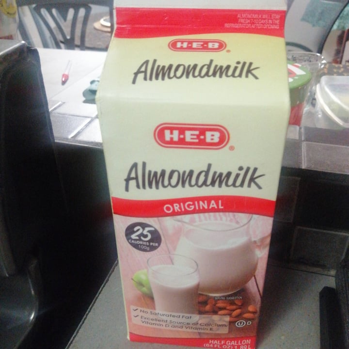 photo of H-E-B Almondmilk sin endulzar shared by @solvillasando on  11 Feb 2021 - review