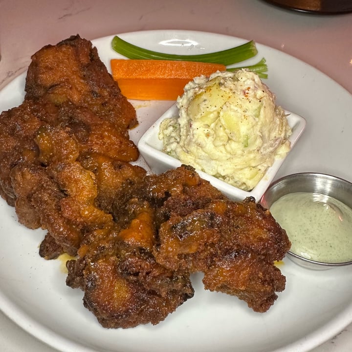 photo of P.S. Kitchen Buffalo Maitake Wings shared by @beatrizvegan on  27 Nov 2022 - review