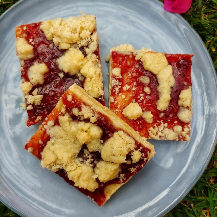 photo of Yum Baker Strawberry Shortbread Bars shared by @veganonthesavannah on  24 Jun 2021 - review