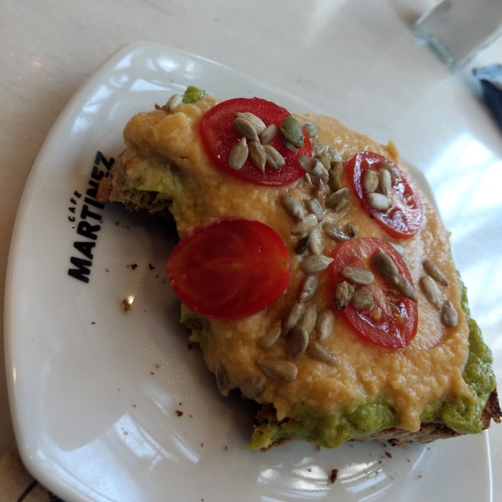 photo of Café Martínez Tostada Con Guacamole Y Hummus shared by @ericaterreros on  15 May 2022 - review