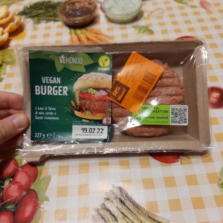 photo of Vemondo Vegan Burger a base di farina di soia, carote e funghi champignon shared by @lore98 on  19 Feb 2022 - review