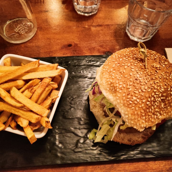 photo of Végét'Halles croustilles burger shared by @queeervegan on  28 Jul 2022 - review
