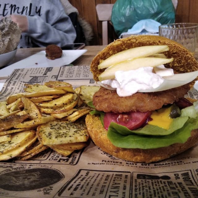 菜肴“Hamburguesa de “pollo””的照片
