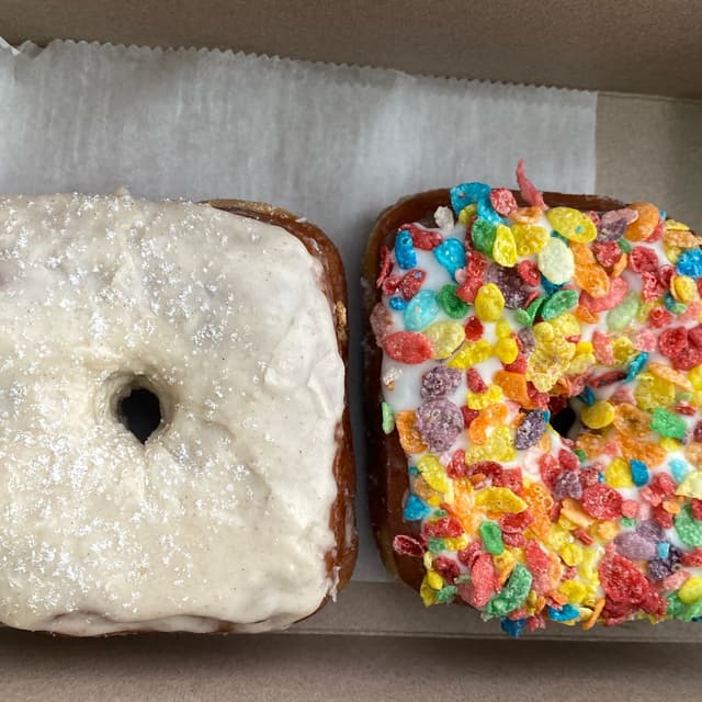 Foto del plato “Fruity Pebble Donut”